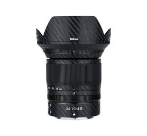 Kiwifotos Kiwifotos Skin for Nikon NIKKOR Z 24-70mm f / 4 S - Svart karbonfiberfilm