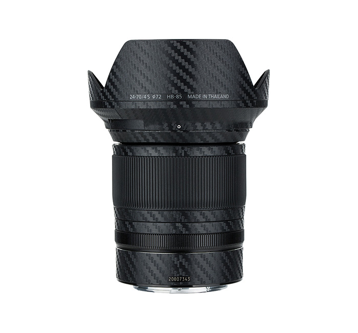 Kiwifotos Kiwifotos Skin for Nikon NIKKOR Z 24-70mm f / 4 S - Svart karbonfiberfilm