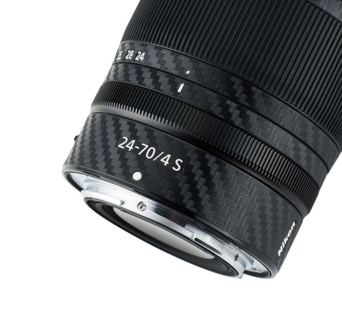 Kiwifotos Kiwifotos Skin for Nikon NIKKOR Z 24-70mm f / 4 S - Svart karbonfiberfilm